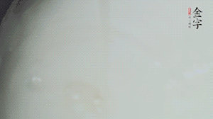 將浸泡了30分鐘的米放入電飯煲中，在水中加入半勺油。