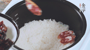 開蓋觀察飯，水微微收干，放入切好的金字香腸、醬肉、醬肉香腸。