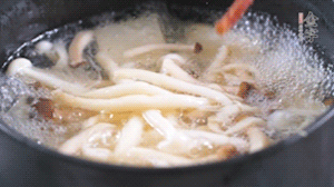 依次放火腿、豆腐，加水大火燒開，小火燉煮20分鐘，出鍋前撒上蔥花即可。