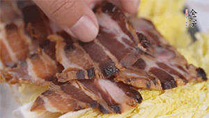 依次擺放娃娃菜和醬肉。