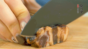 金字風(fēng)味醬肉切成片，上鍋蒸15分鐘。