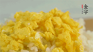 將雞蛋碎、西蘭花碎和放涼的米飯混合，用少許鹽、橄欖油調(diào)味。