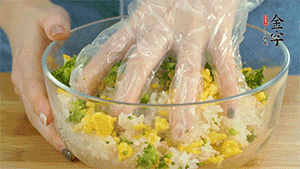 將飯團(tuán)用手搓捏成圓球狀。