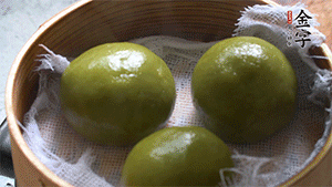 青團(tuán)上沸水鍋中蒸10分鐘即可。