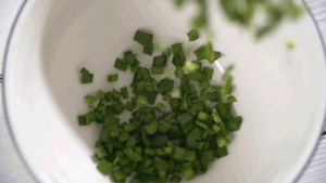 韭菜洗凈，切粒。