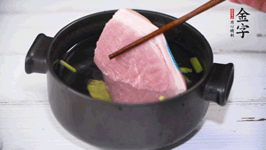 整塊豬肉，加蔥、姜片、料酒焯水。