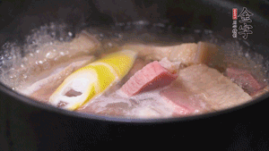 火肉、豬肉加料酒、清水大火煮開后，加入春筍小火慢燉40分鐘，出鍋前撒蔥花即可。