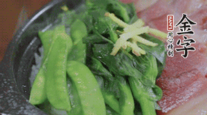 燜好的米飯開蓋，放入菜心、荷蘭豆，澆上調(diào)味汁拌勻。