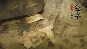 加適量溫水淹沒食材，大火燉至水沸后再小火慢燉1小時(shí)，出鍋前10分鐘加枸杞。（焯過水后的豬蹄不應(yīng)再用涼水，用溫水燉煮更容易軟爛。也可以用高壓鍋或者有煲湯功能的電飯煲，省時(shí)又便于入味。）