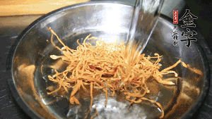蟲草花用涼水浸泡10分鐘，干香菇溫水泡發(fā)至軟去蒂備用。蓮子、紅棗也可一同清洗干凈。