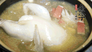 煮沸時加入蟲草花、香菇、紅棗，以料酒調(diào)味繼續(xù)小火燉煮1小時左右。
