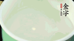鍋中盛涼水，放入汆燙好的鴿子、火腿片、生姜片。