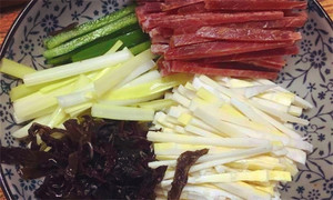 黑木耳泡發(fā)，黑木耳、韭黃、雷筍、青椒切成絲。