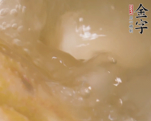 沸騰后撈出蔥結(jié)，小火燉45分鐘，加山藥再燉15分鐘。