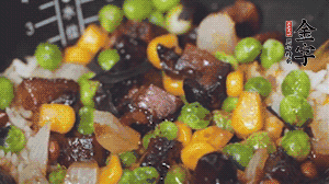 出鍋前加蠔油、生抽調(diào)味，撒點(diǎn)熟白芝麻即可。