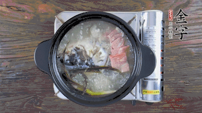 放豆腐、海鮮菇繼續(xù)中小火煮5分鐘。