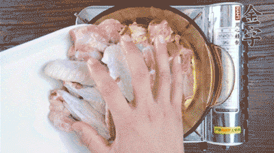 加料酒、蔥姜焯水2分鐘，清洗備用。
