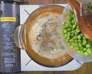 豌豆粒焯水30秒，過涼水。