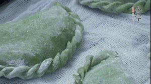 【制作】2.蒸架上墊浸濕的屜布，再放上清明果，大火蒸10~15分鐘，完成，出鍋啦！