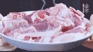 新鮮羊肉冷水入鍋，加姜片、清水焯水，除去血沫。