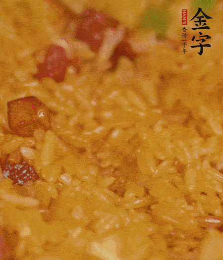 放一撮鹽、生抽少許，倒入炸好的芋頭。最后撒蔥花、蒜末翻炒均勻。