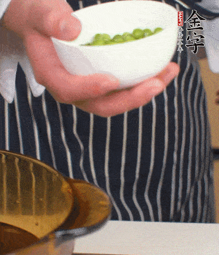 胡蘿卜、豌豆和干花菇焯水。