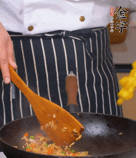 加咖喱塊、少許鹽、白糖調味，炒至咖喱塊融化后，倒米飯，翻炒至每粒米飯都包裹上咖喱，再放黃椒、青椒粒，出鍋前加菠蘿粒和小蔥翻拌均勻。