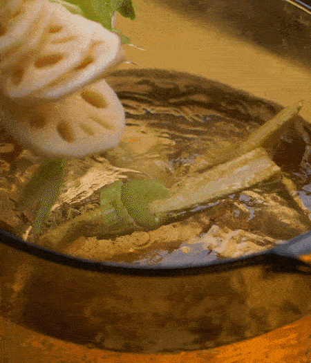 把玉米筍（對半切開）、西芹（切斜片）、蓮藕（切片），放入開水鍋內(nèi)，加點少許鹽、油，汆燙2分鐘。