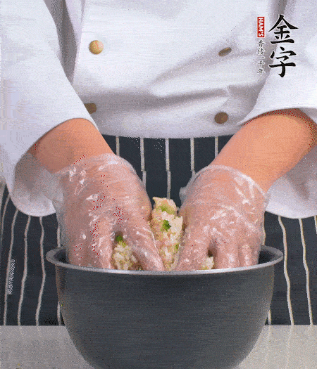 米飯中放西蘭花碎、咸肉丁，加少許黑胡椒、十來(lái)滴橄欖油拌勻。