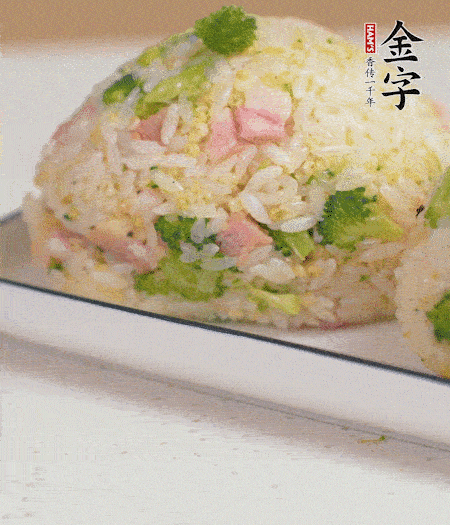 拌好的飯攥成飯團(tuán)。