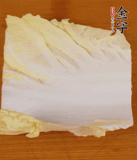 一片白菜一片淡火腿交替疊起，疊個兩三層放進鍋內(nèi)，直到塞滿鍋。