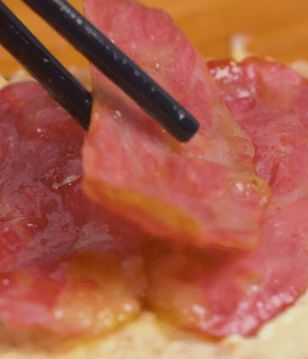 放上火腿、芝士片、生菜，再放一片土司。