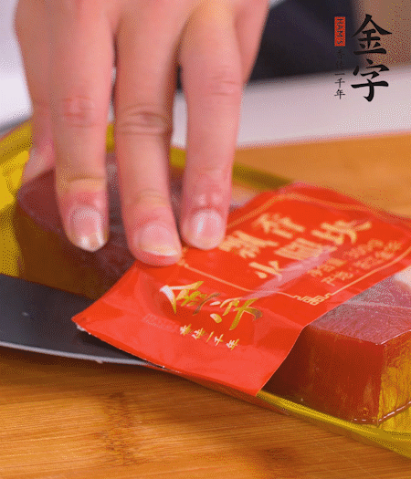 金字火腿切片，生姜切絲，蔥白切末。