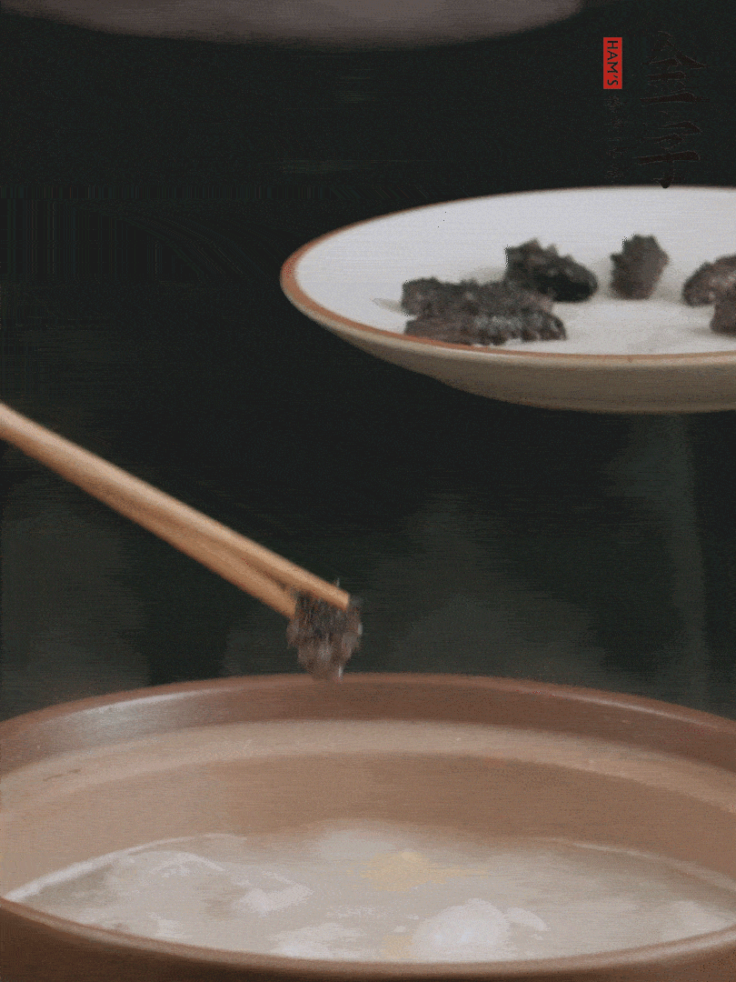 期間雞湯燉到80分鐘時，加小海參再燉10分鐘。