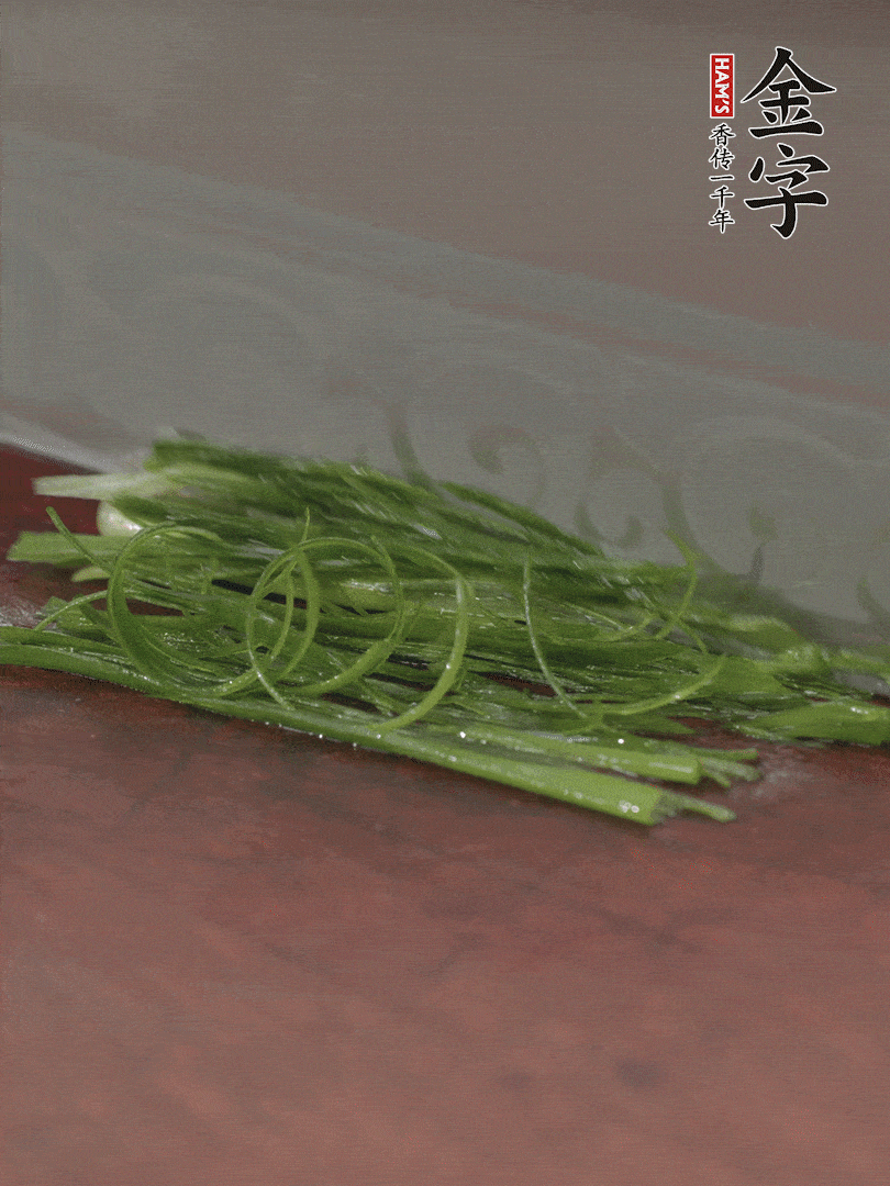 生姜切薄片，紅椒切細絲，小蔥蔥綠切細絲，泡入冰水中保持新鮮。