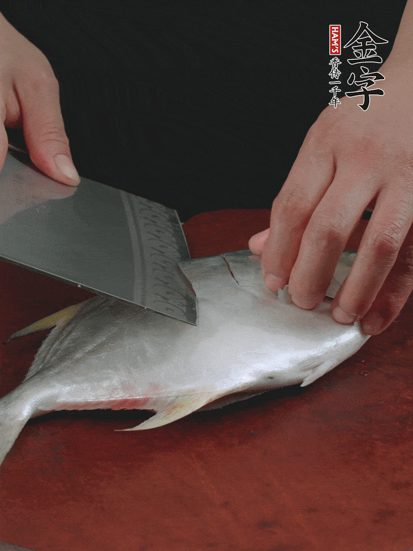 處理干凈銀鯧魚1條，表面斜刀切出花刀。