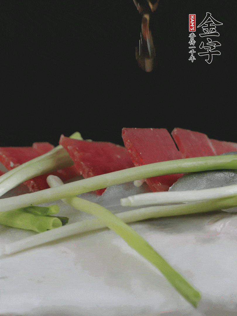 蔥白置于魚身，放適量豌豆，淋上花雕酒。