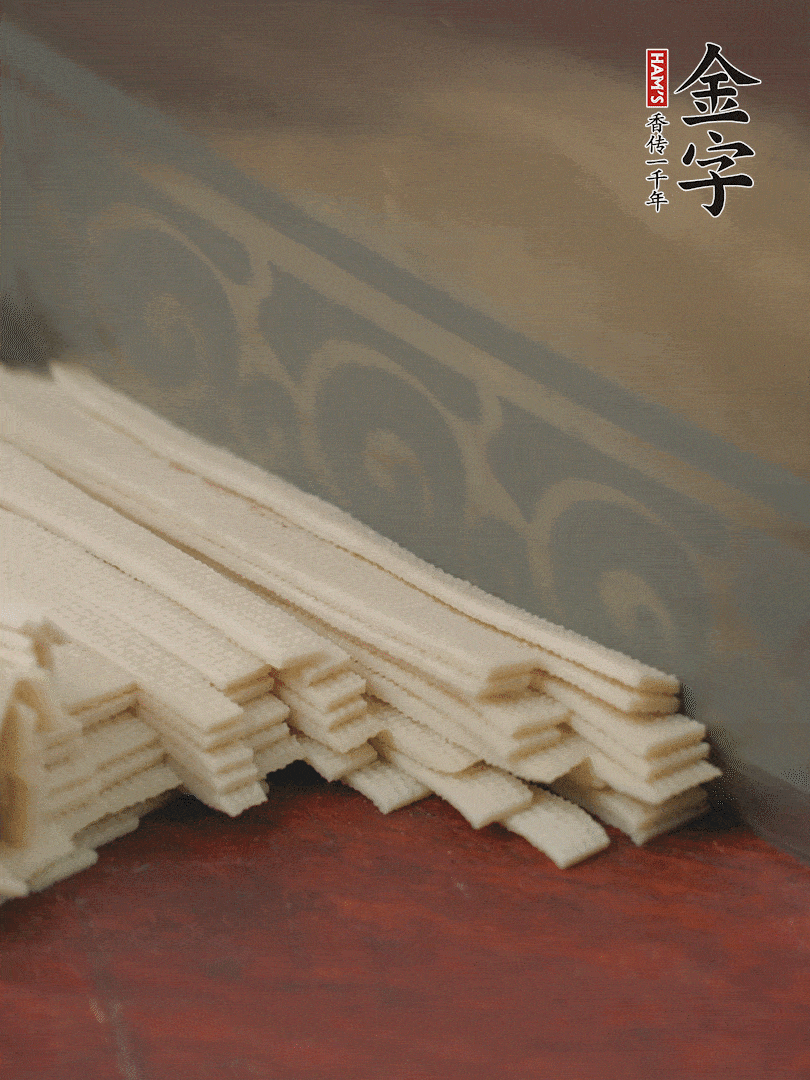 燉火腿期間，千張切細(xì)絲，白蘿卜去皮切細(xì)絲，蒜葉切細(xì)丁。