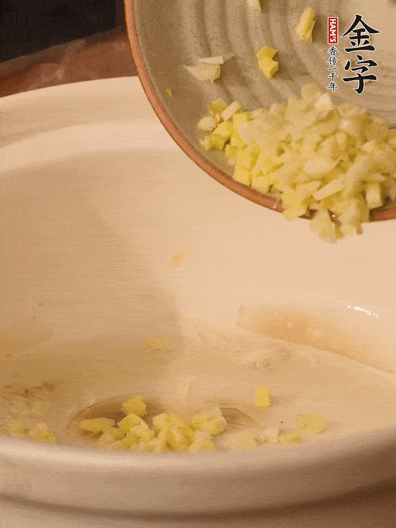 熱油下鍋，姜爆香。下冬瓜略微翻炒。
