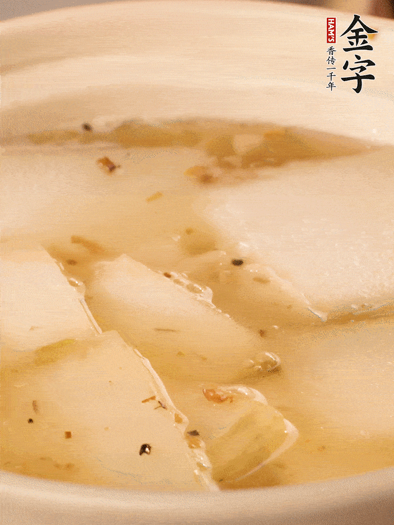 加入適量清水，再放咸肉，淋點(diǎn)黃酒添味。