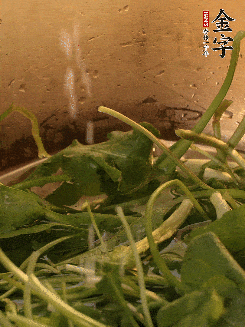 薺菜去掉根部，加小蘇打、鹽熱水沸騰燙軟。