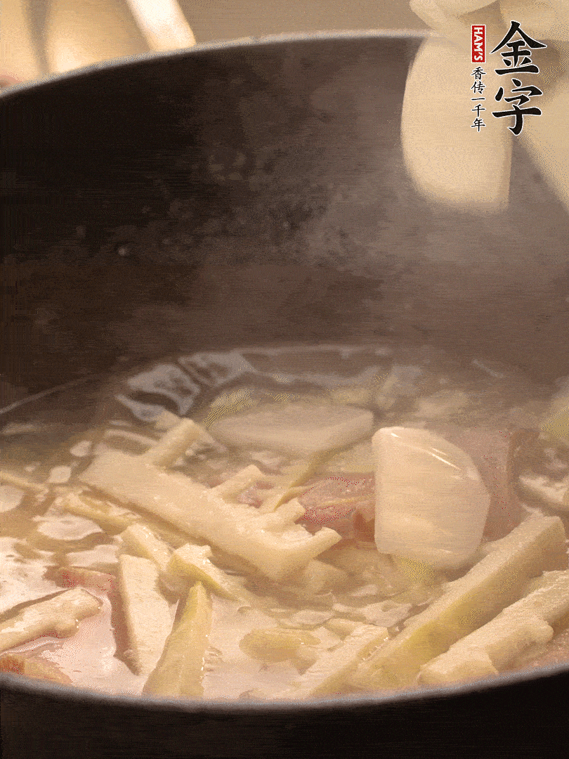 加一點(diǎn)開水后，放年糕燜2分鐘至軟。