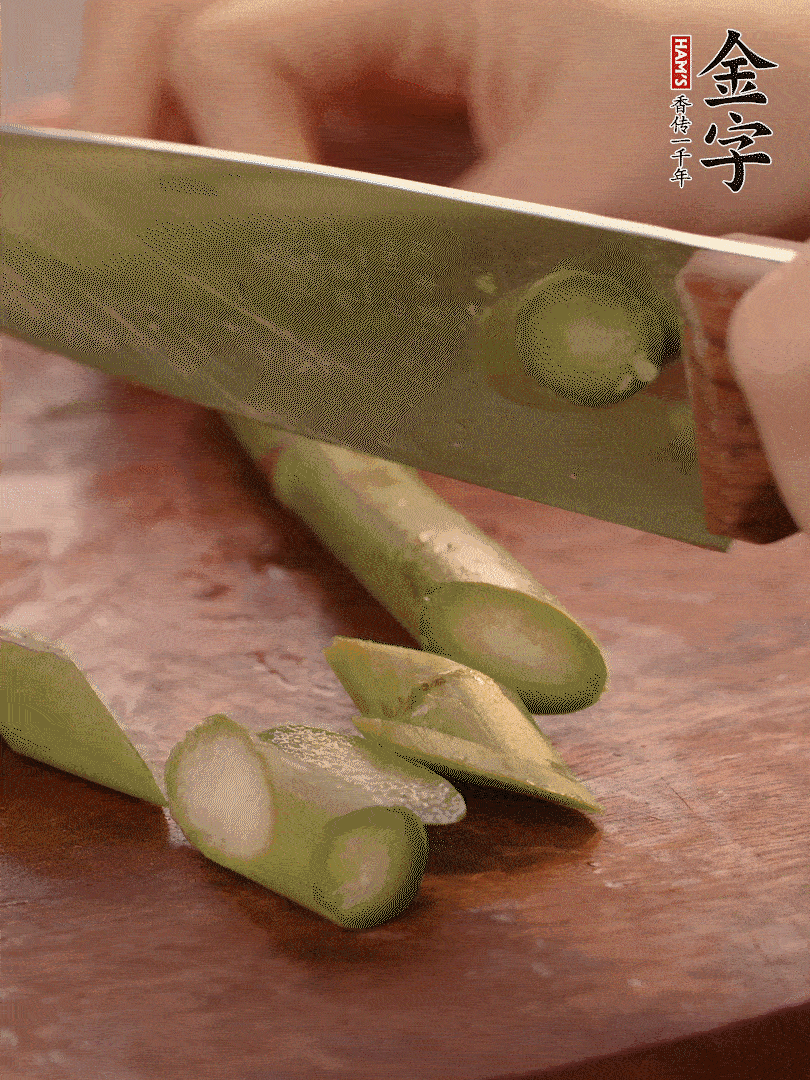 蘆筍去掉底部老的部分，斜切成段。白玉菇去掉根部，日本豆腐切成圓厚片。