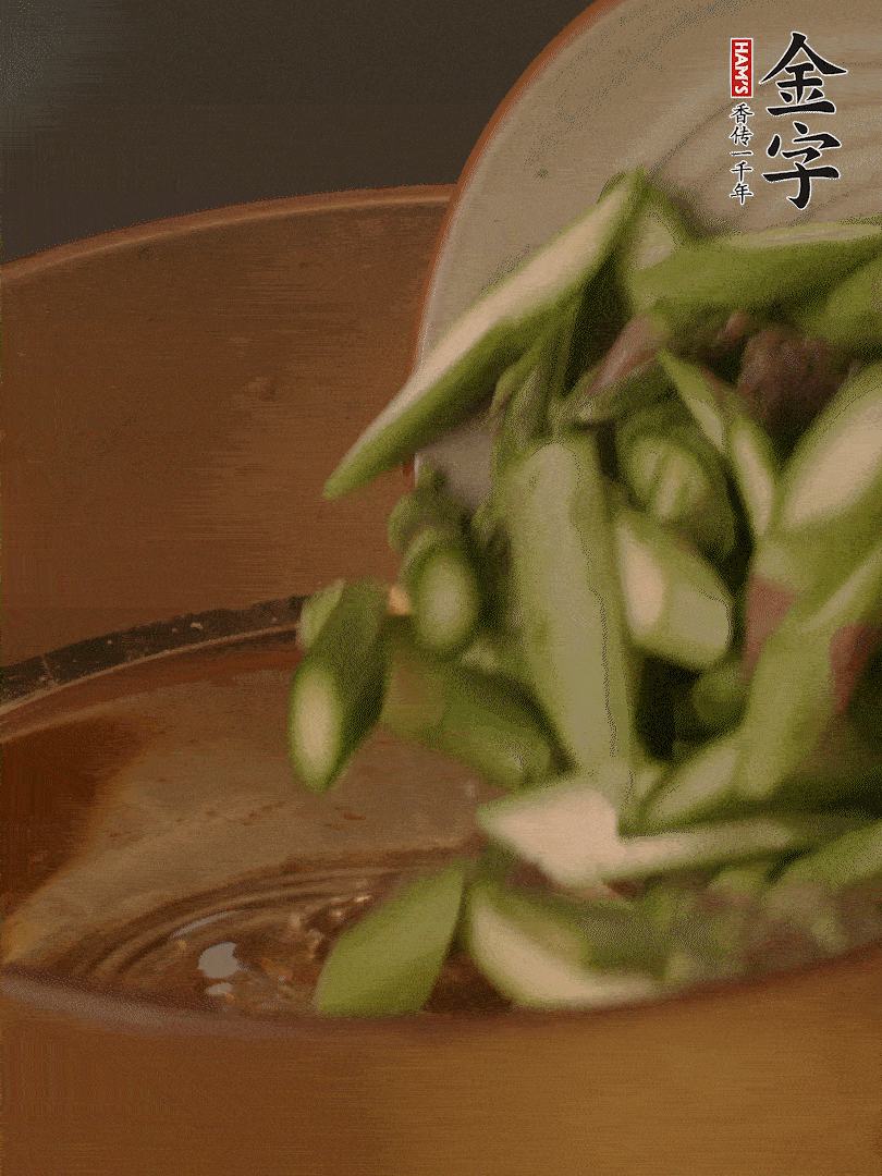 蘆筍、白玉菇焯水30秒備用。