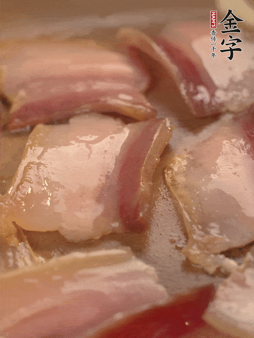 鍋中熱油煸香大蒜、咸肉。