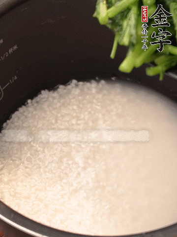 茼蒿、香腸放入浸泡好的大米，水沒過大米半指煮熟。