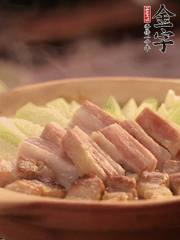 金字淡咸肉切條，焯水備用。