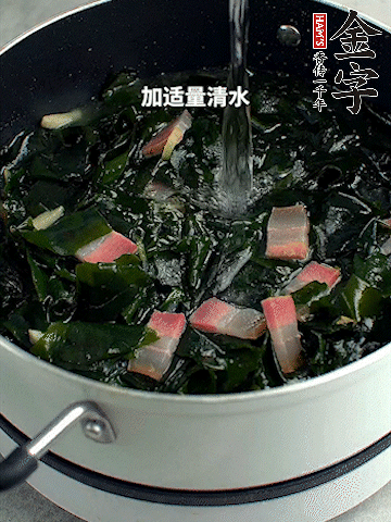 放入泡發(fā)好的裙帶菜翻炒一下，加適量清水燉煮。