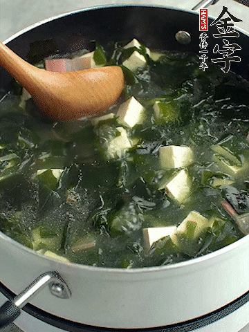 煮到沸騰后，再放入豆腐蓋蓋子煮3分鐘。