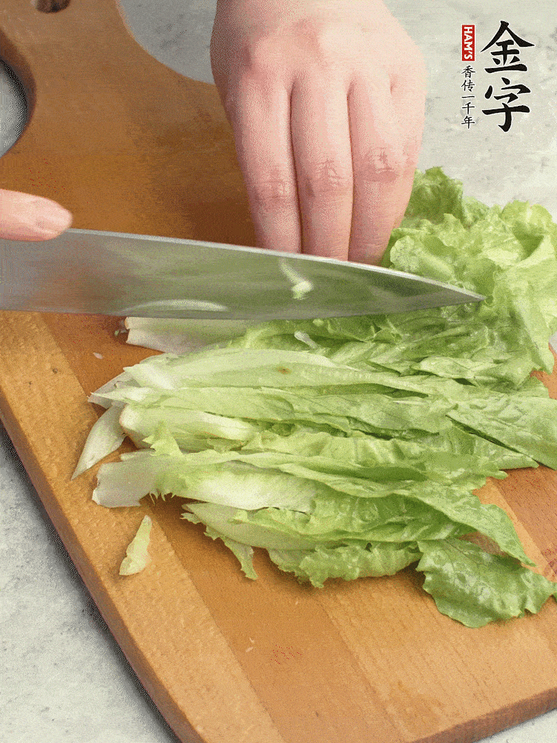 胡蘿卜、生菜、黃瓜切絲。